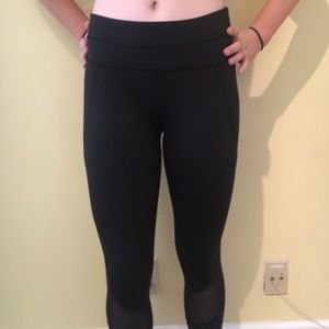 Peekaboo cropped black leggings🦓